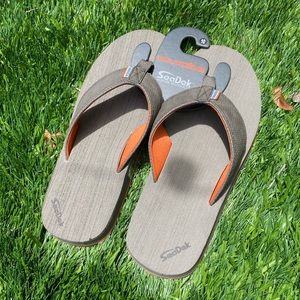 NWT- Grundens Mens Flip-flop - BRAND NEW - Sizes 10 & 12